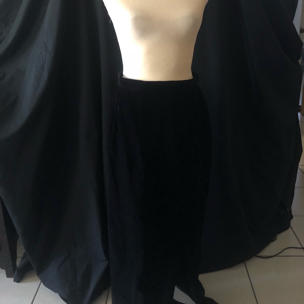 Velvet long skirt with slit